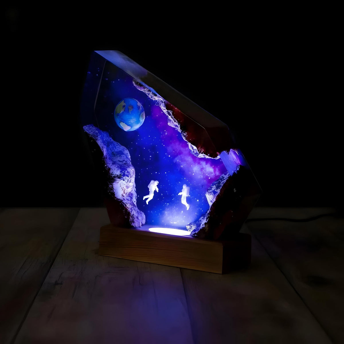 Astronaut Space Explorer Resin Lamp: Modern Epoxy Art Light